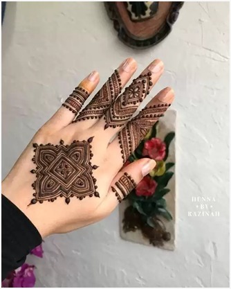 Triangle Mehndi Pattern For Fingers